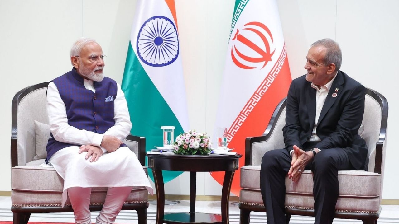 SCO Summit: बिश्केक में ईरान के राष्ट्रपति पेजेश्कियान से मिले पीएम मोदी, जानिए किन मुद्दों पर हुई बात SCO Summit: बिश्केक में ईरान के राष्ट्रपति पेजेश्कियान से मिले पीएम मोदी, जानिए किन मुद्दों पर हुई बात