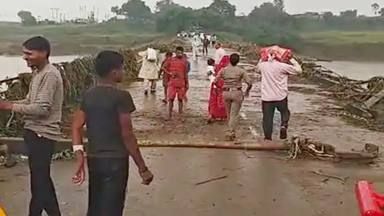 Prayagraj Flood : बेलन नदी का रौद्र रूप! पुल के ज्वाइंट में आया गैप, यूपी-MP का संपर्क टूटा; आवागमन बंद Prayagraj Flood : बेलन नदी का रौद्र रूप! पुल के ज्वाइंट में आया गैप, यूपी-MP का संपर्क टूटा; आवागमन बंद