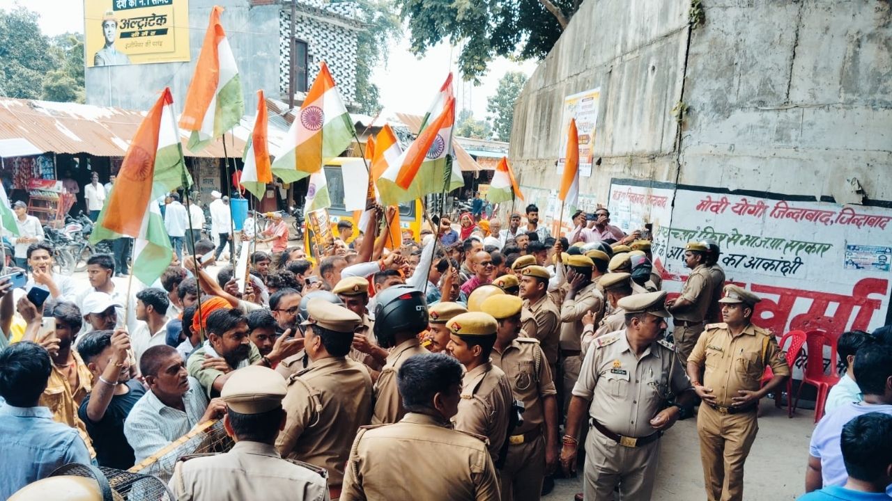 सीतापुर-बरेली हाईवे जाम : आर्थिक आरक्षण की मांग को लेकर विरोध प्रदर्शन; पुलिस ने किया हाउस अरेस्ट सीतापुर-बरेली हाईवे जाम : आर्थिक आरक्षण की मांग को लेकर विरोध प्रदर्शन; पुलिस ने किया हाउस अरेस्ट
