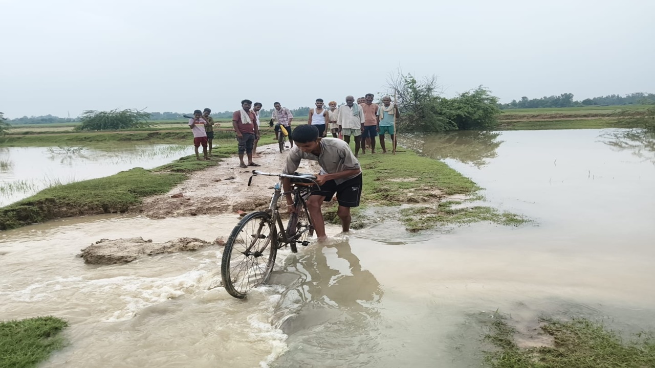 Raebareli New : पानी के तेज बहाव से बह गया रास्ता, जान जोखिम में डाल स्कूल जा रहे बच्चे; ग्रामीणों ने लगाई गुहार Raebareli New : पानी के तेज बहाव से बह गया रास्ता, जान जोखिम में डाल स्कूल जा रहे बच्चे; ग्रामीणों ने लगाई गुहार