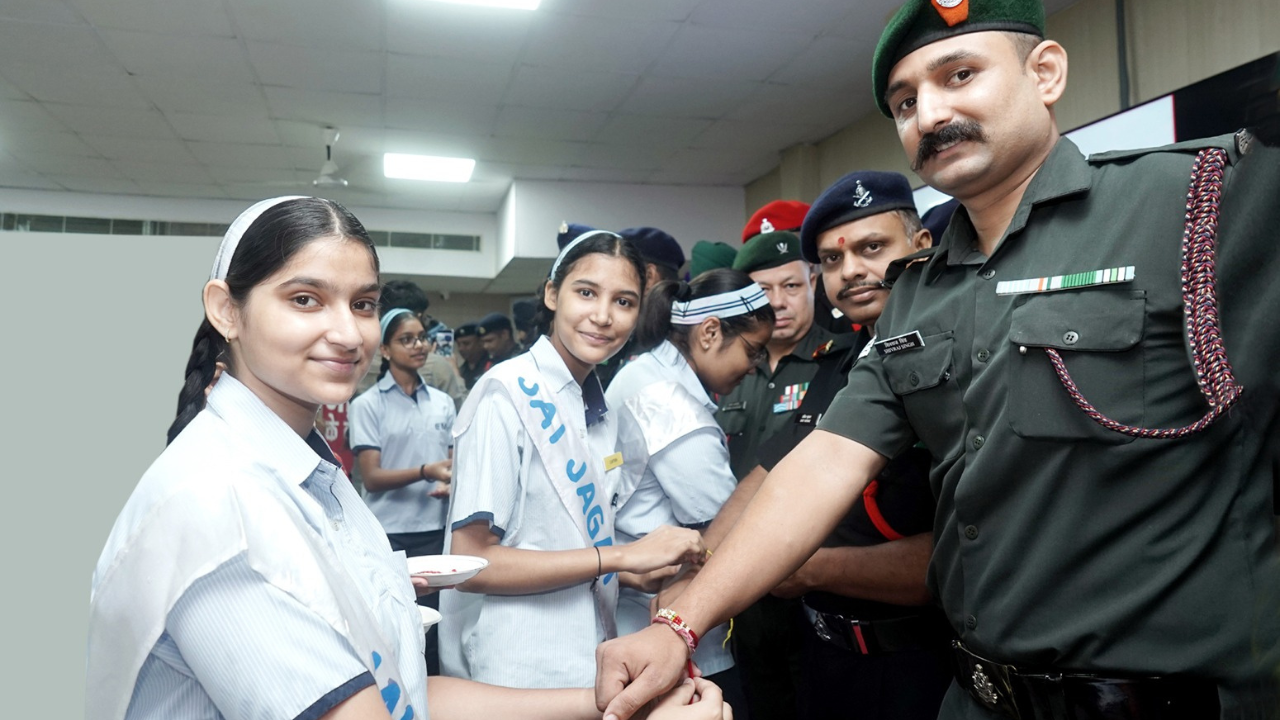 जब स्कूल की बेटियों ने जवानों को भेजीं 15 हजार राखियां, बोलीं- सीमा पर खड़े भाइयों को हमारा सलाम जब स्कूल की बेटियों ने जवानों को भेजीं 15 हजार राखियां, बोलीं- सीमा पर खड़े भाइयों को हमारा सलाम