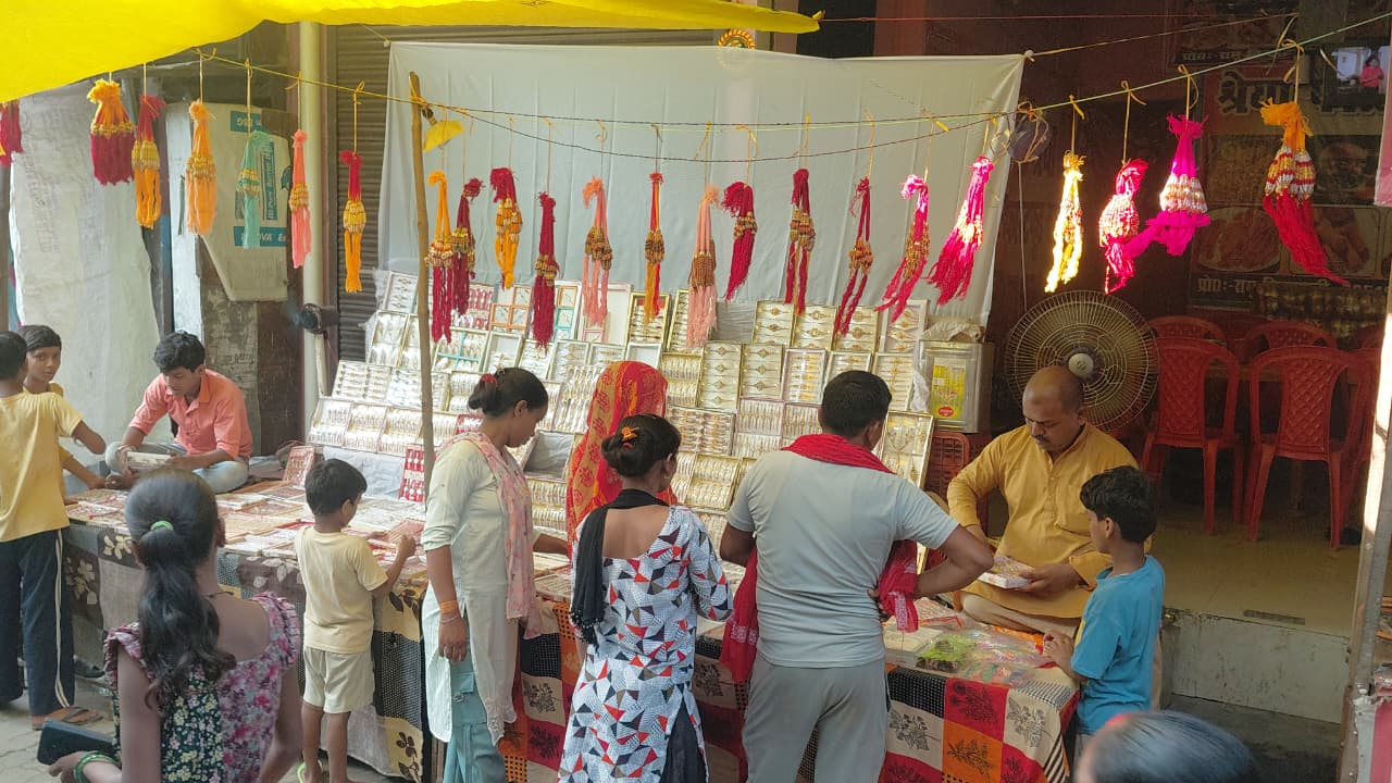 Raksha Bandhan 2026: रक्षाबंधन से पहले गुलजार हुए बाजार, रुद्राक्ष और चंदन की राखियों ने बढ़ाई चमक Raksha Bandhan 2026: रक्षाबंधन से पहले गुलजार हुए बाजार, रुद्राक्ष और चंदन की राखियों ने बढ़ाई चमक