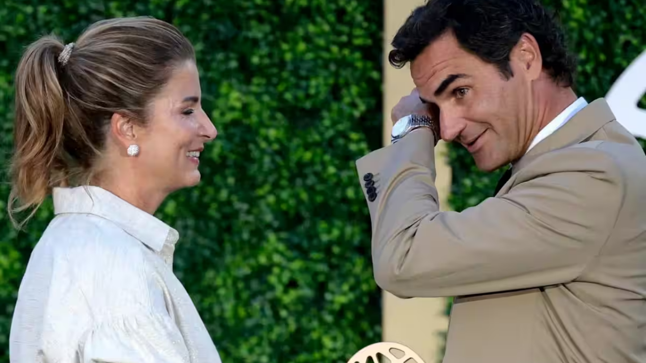 Roger Federer Hall of Fame: हॉल ऑफ फेम में नाम जुड़ा तो छलक पड़े फेडरर के आंसू, पत्नी मिर्का का जिक्र आते ही हुए भावुक Roger Federer Hall of Fame: हॉल ऑफ फेम में नाम जुड़ा तो छलक पड़े फेडरर के आंसू, पत्नी मिर्का का जिक्र आते ही हुए भावुक