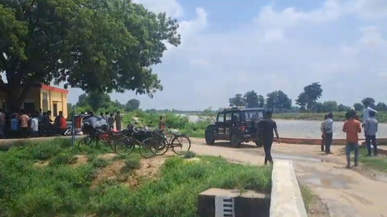 सरयू नहर में उतराता मिला अज्ञात युवक का शव, इलाके में मची सनसनी; पहचान की कोशिश जारी सरयू नहर में उतराता मिला अज्ञात युवक का शव, इलाके में मची सनसनी; पहचान की कोशिश जारी
