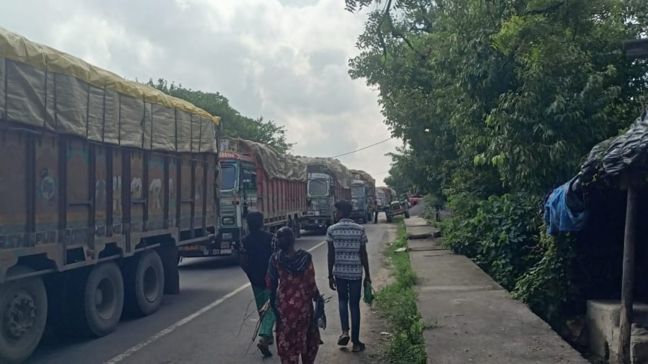 ARTO पर चालान और ट्रक की चाबी-कागजात ले जाने का आरोप, चालक ने बौद्ध परिपथ पर लगाया जाम ARTO पर चालान और ट्रक की चाबी-कागजात ले जाने का आरोप, चालक ने बौद्ध परिपथ पर लगाया जाम