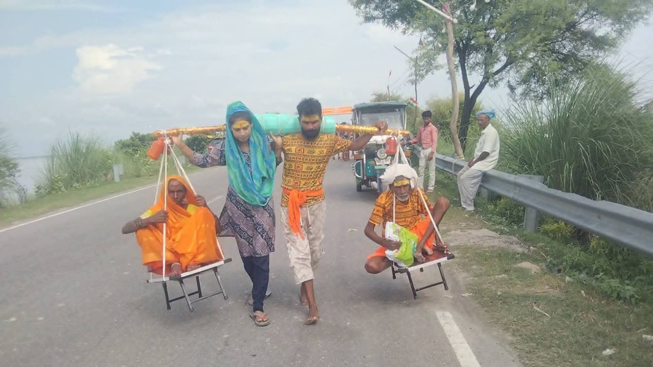 Sitapur News : कलयुग के श्रवण कुमार! अतिवृद्ध माता-पिता को कांवड़ पर बैठाकर निकले तीर्थयात्रा पर, पत्नी भी बनीं हमसफर