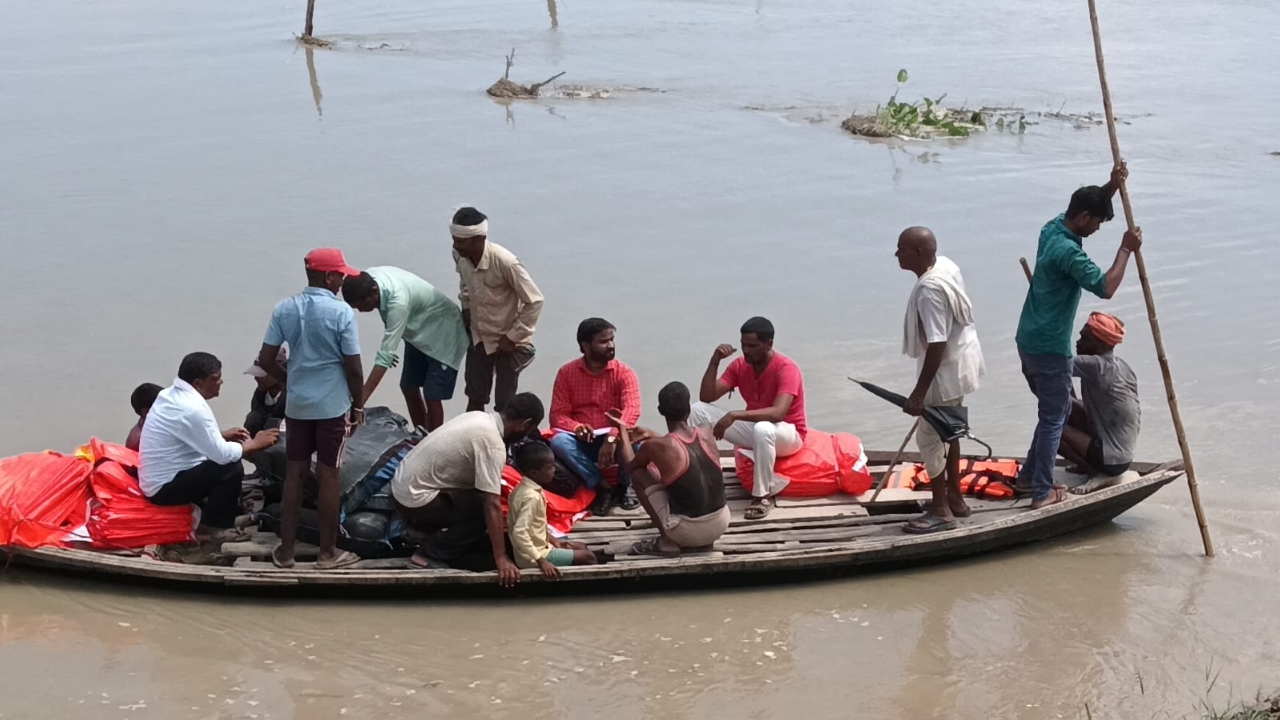 छह महीने बाढ़, छह महीने बेबसी: राजधानी से कुछ दूर घाघरा किनारे हर साल उजड़ती जिंदगी छह महीने बाढ़, छह महीने बेबसी: राजधानी से कुछ दूर घाघरा किनारे हर साल उजड़ती जिंदगी