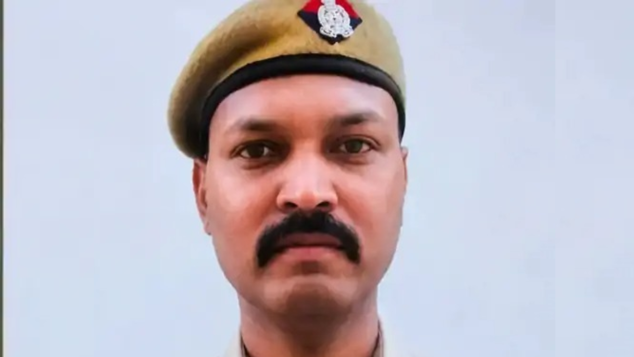 पुलिस लाइन के बंद कमरे में हेड कांस्टेबल की मौत, पोस्टमार्टम में सिर पर गंभीर चोटों का खुलासा पुलिस लाइन के बंद कमरे में हेड कांस्टेबल की मौत, पोस्टमार्टम में सिर पर गंभीर चोटों का खुलासा