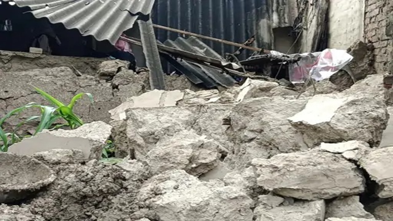सीतापुर में बारिश बनी आफत! भरभराकर गिरी कच्चे मकान की दीवार, मलबे में दबाकरकिशोर घायल सीतापुर में बारिश बनी आफत! भरभराकर गिरी कच्चे मकान की दीवार, मलबे में दबाकरकिशोर घायल