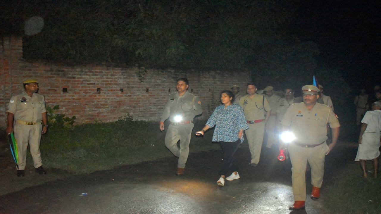 Sultanpur News : मां की डांट से नाराज होकर घर से निकली बालिका, 4 घंटे तक मचा हड़कंप; गली में सोती मिली तो परिजनों की लौटी सांस Sultanpur News : मां की डांट से नाराज होकर घर से निकली बालिका, 4 घंटे तक मचा हड़कंप; गली में सोती मिली तो परिजनों की लौटी सांस