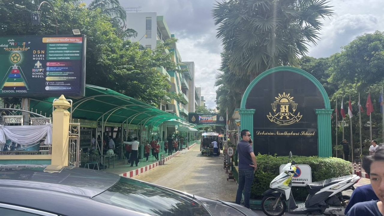 Thailand : डेबसीरिन नॉनथबुरी स्कूल में स्टूडेंट ने किया ओपन फायर, टीचर की मौत, 4 अन्य लोग घायल Thailand : डेबसीरिन नॉनथबुरी स्कूल में स्टूडेंट ने किया ओपन फायर, टीचर की मौत, 4 अन्य लोग घायल