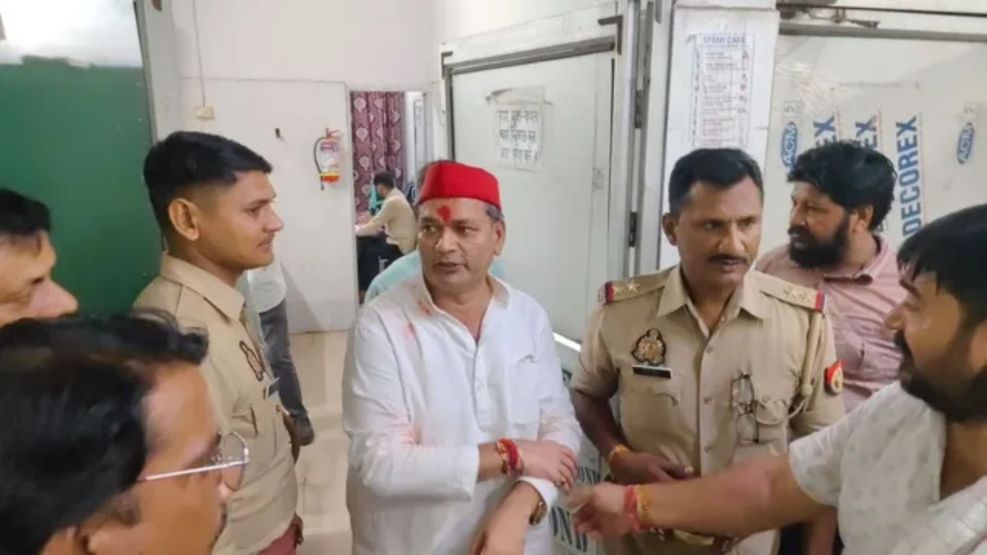 UP News : सुल्तानपुर में सीढ़ियां चढ़ते समय चली गोली, पूर्व विधायक का सुरक्षाकर्मी घायल UP News : सुल्तानपुर में सीढ़ियां चढ़ते समय चली गोली, पूर्व विधायक का सुरक्षाकर्मी घायल