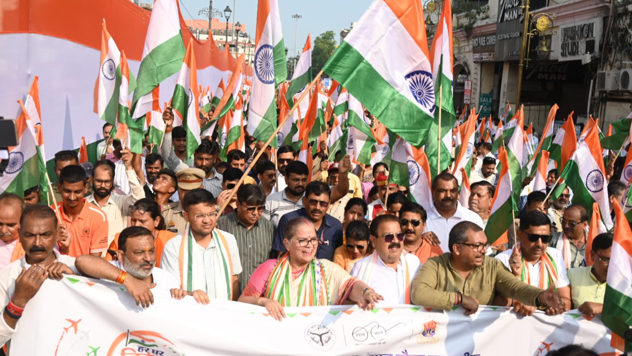 लखनऊ में तिरंगे के रंग में रंगा शहर, नगर निगम मुख्यालय से GPO तक निकली भव्य तिरंगा यात्रा लखनऊ में तिरंगे के रंग में रंगा शहर, नगर निगम मुख्यालय से GPO तक निकली भव्य तिरंगा यात्रा