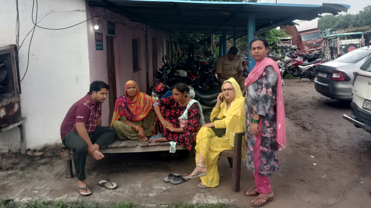 Unnao News: किन्नर के घर में देर रात हथियारबंद बदमाशों का धावा, बंधक बनाकर लूटपाट और मारपीट; CCTV का DVR भी ले गए Unnao News: किन्नर के घर में देर रात हथियारबंद बदमाशों का धावा, बंधक बनाकर लूटपाट और मारपीट; CCTV का DVR भी ले गए