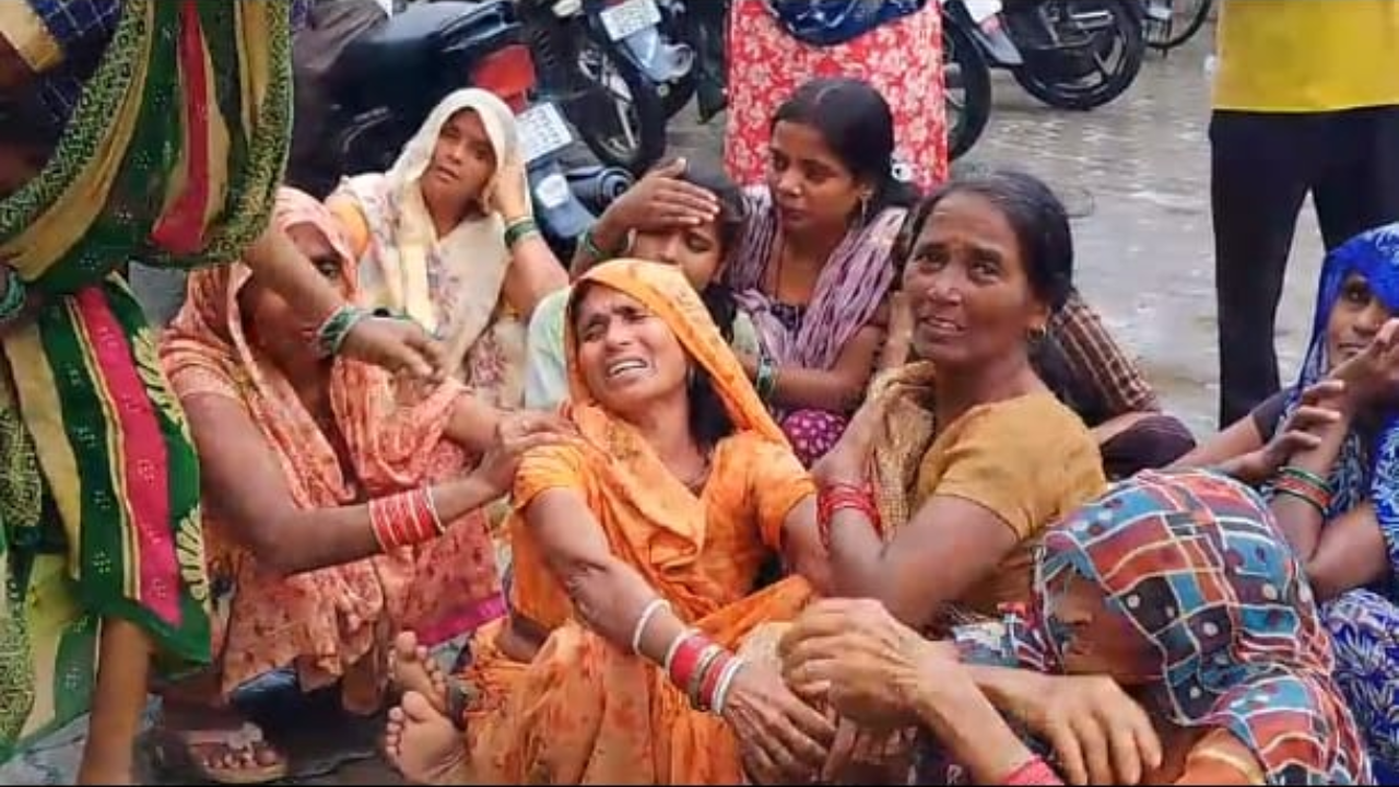 Unnao News: बारिश के बीच कच्चा मकान ढहा, दादा-पोते की मौत; मलबे में दबने से गई जान Unnao News: बारिश के बीच कच्चा मकान ढहा, दादा-पोते की मौत; मलबे में दबने से गई जान