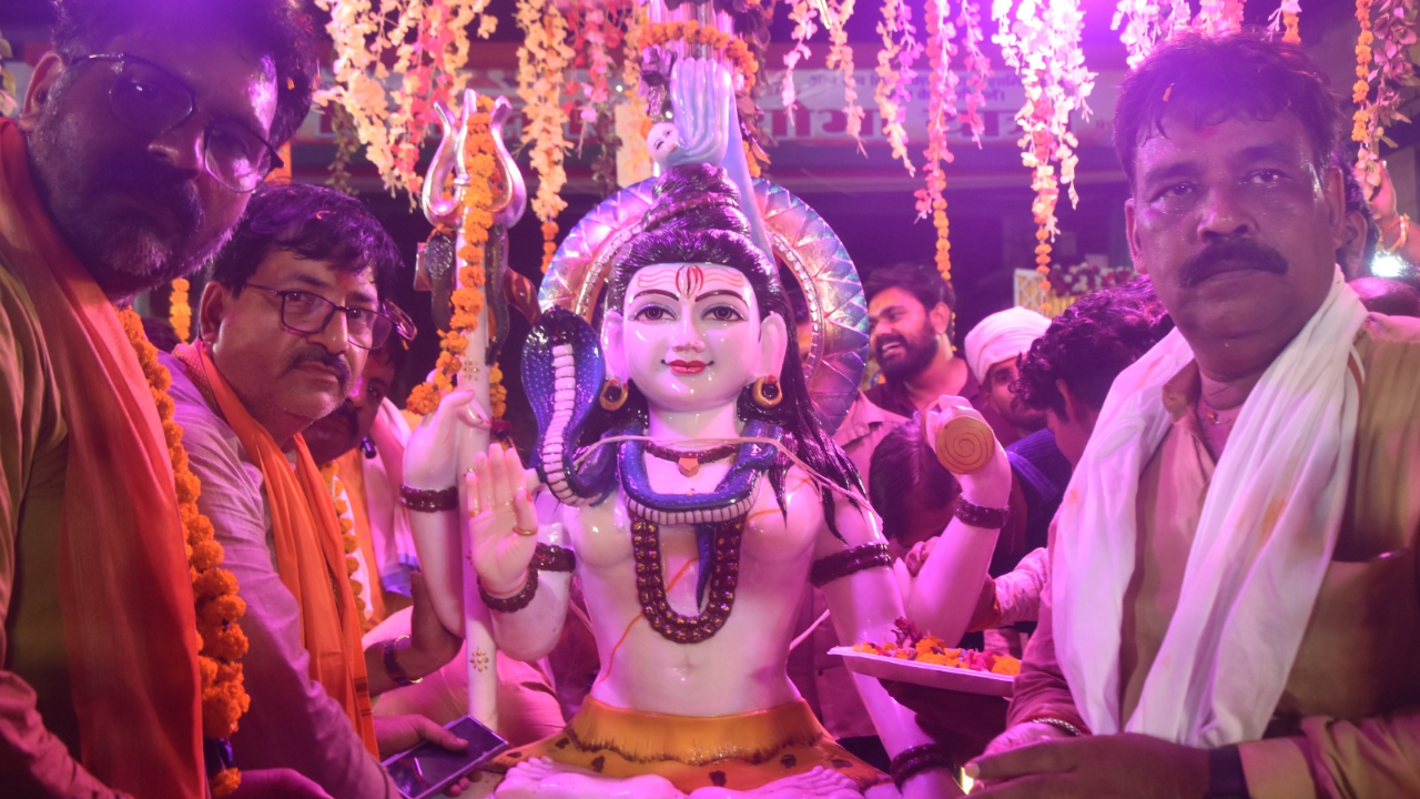 50 किमी की भव्य शोभायात्रा के बाद उन्नाव के महादेव चौक पर विराजे भोलेनाथ, हर-हर महादेव से गूंजा शहर 50 किमी की भव्य शोभायात्रा के बाद उन्नाव के महादेव चौक पर विराजे भोलेनाथ, हर-हर महादेव से गूंजा शहर