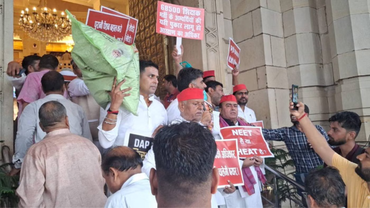UP Monsoon Session: सदन की कार्रवाही स्थगित, तख्तियां लेकर विधानसभा पहुंचे विपक्षी विधायक, शिक्षक भर्ती से NEET तक के मुद्दों पर सरकार को घेरा UP Monsoon Session: सदन की कार्रवाही स्थगित, तख्तियां लेकर विधानसभा पहुंचे विपक्षी विधायक, शिक्षक भर्ती से NEET तक के मुद्दों पर सरकार को घेरा