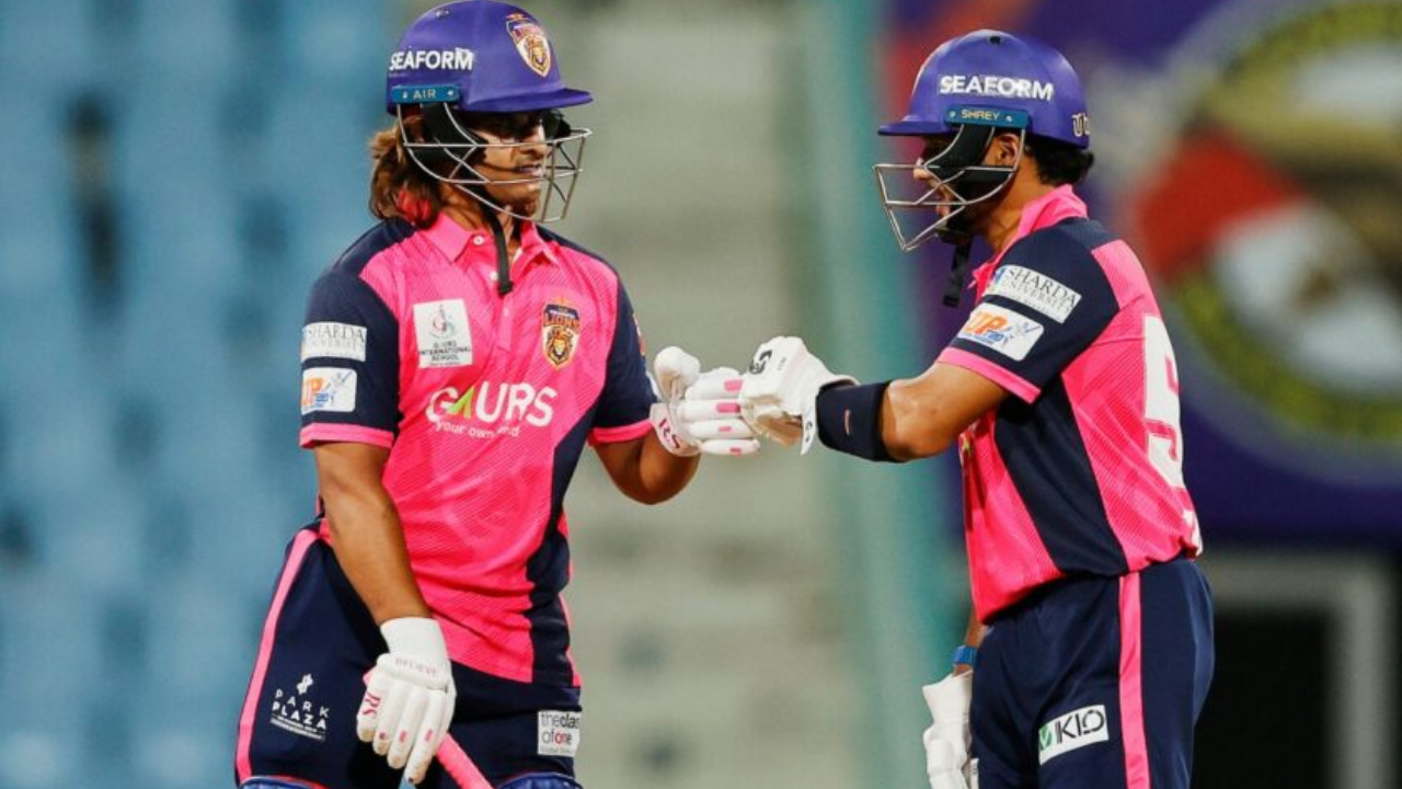 UP T20 League: बारिश ने बदला मैच, आखिरी ओवर में पलटा खेल! गोरखपुर लायंस ने लखनऊ फाल्कन्स को 4 विकेट से हराया UP T20 League: बारिश ने बदला मैच, आखिरी ओवर में पलटा खेल! गोरखपुर लायंस ने लखनऊ फाल्कन्स को 4 विकेट से हराया