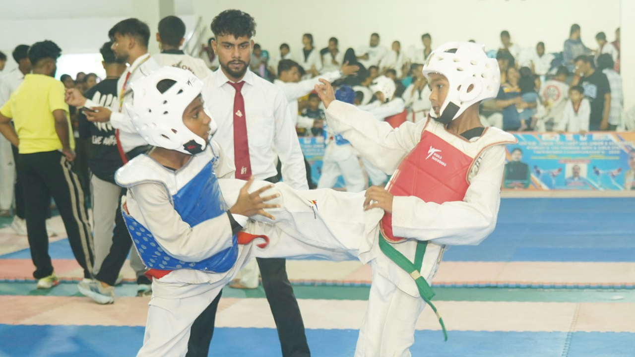 UP Taekwondo Championship: लखनऊ के खिलाड़ियों का ताइक्वांडो में दबदबा, 8 गोल्ज समेत जीते कई मेडल; जानिए किसने मारी बाजी UP Taekwondo Championship: लखनऊ के खिलाड़ियों का ताइक्वांडो में दबदबा, 8 गोल्ज समेत जीते कई मेडल; जानिए किसने मारी बाजी
