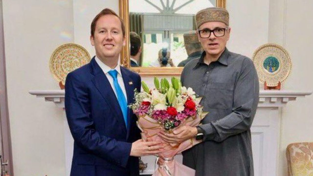 अमेरिकी राजदूत सर्जियो गोर ने CM उमर अब्दुल्ला से की मुलाकात, जम्मू-कश्मीर को बताया भारत का अहम हिस्सा अमेरिकी राजदूत सर्जियो गोर ने CM उमर अब्दुल्ला से की मुलाकात, जम्मू-कश्मीर को बताया भारत का अहम हिस्सा
