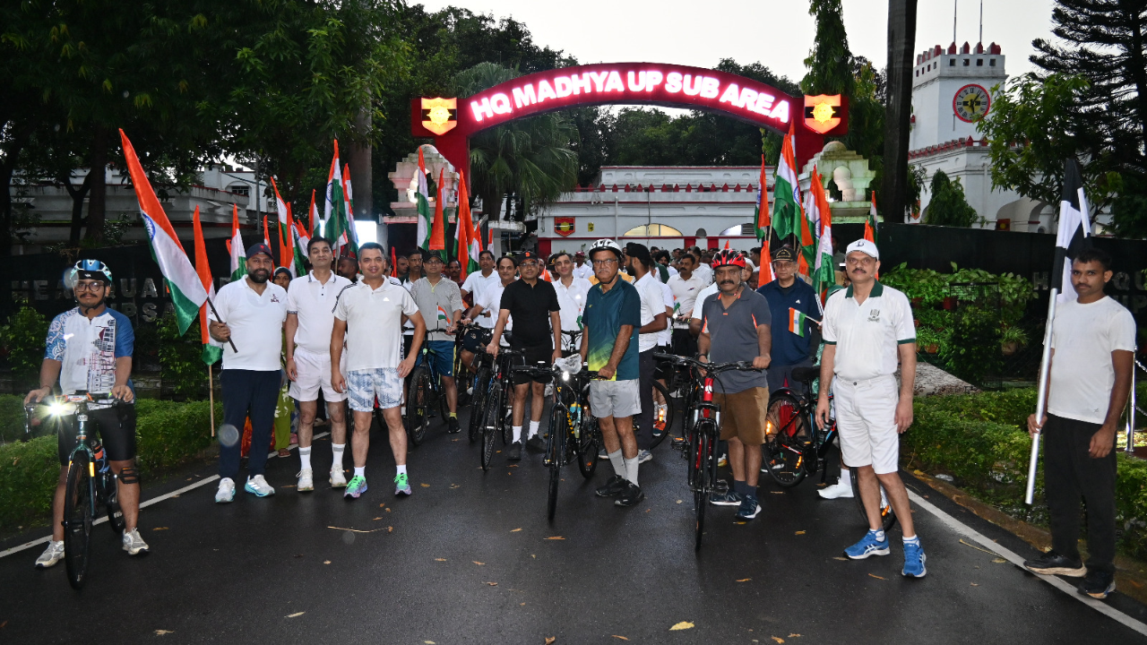 लखनऊ छावनी में तिरंगे के साथ गूंजे देशभक्ति के नारे, 7.5 किमी साइकिल रैली में दिखा राष्ट्रप्रेम लखनऊ छावनी में तिरंगे के साथ गूंजे देशभक्ति के नारे, 7.5 किमी साइकिल रैली में दिखा राष्ट्रप्रेम