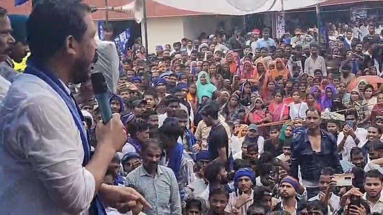 चंद पूंजीपतियों के पास गिरवी है भारतीय अर्थव्यवस्था : केंद्र सरकार पर बरसे चंद्रशेखर आजाद चंद पूंजीपतियों के पास गिरवी है भारतीय अर्थव्यवस्था : केंद्र सरकार पर बरसे चंद्रशेखर आजाद