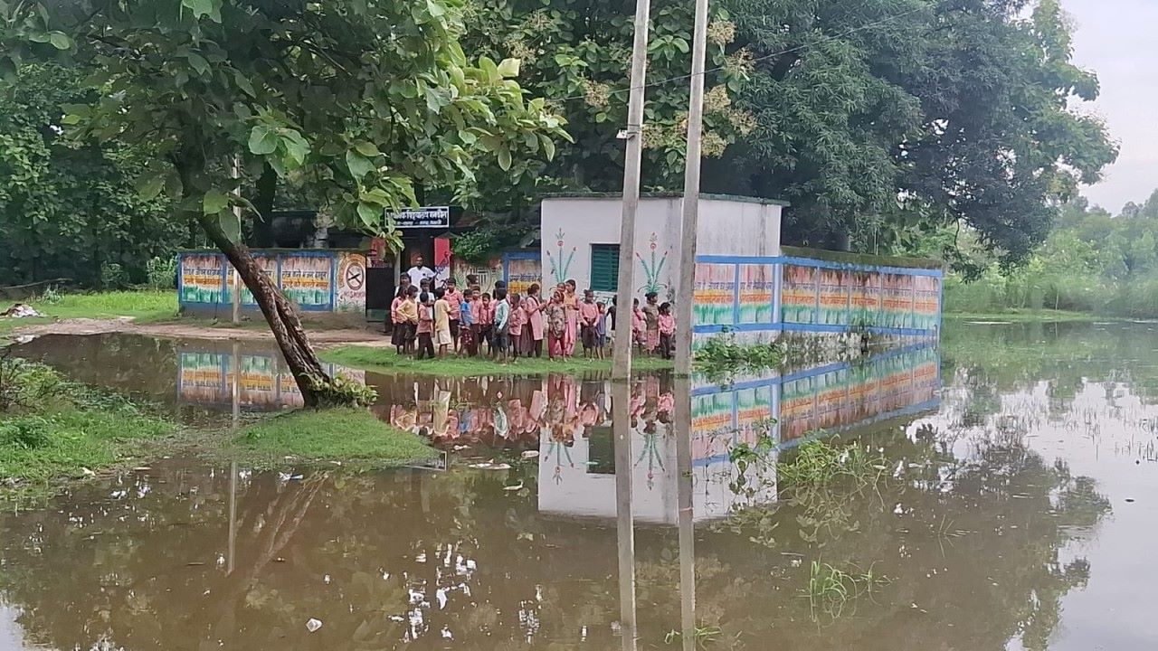 श्रावस्ती में डीएम का आदेश भी नहीं मान रहे रसूखदार ? रास्ता बना तालाब, स्कूल के गेट तक भरा पानी श्रावस्ती में डीएम का आदेश भी नहीं मान रहे रसूखदार ? रास्ता बना तालाब, स्कूल के गेट तक भरा पानी