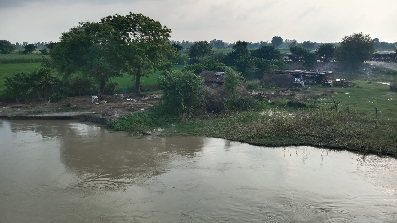 Barabanki Flood : खतरे के निशान से 23 सेमी ऊपर सरयू, कटान ने मचाई तबाही, गांवों में घुसा बाढ़ का पानी Barabanki Flood : खतरे के निशान से 23 सेमी ऊपर सरयू, कटान ने मचाई तबाही, गांवों में घुसा बाढ़ का पानी