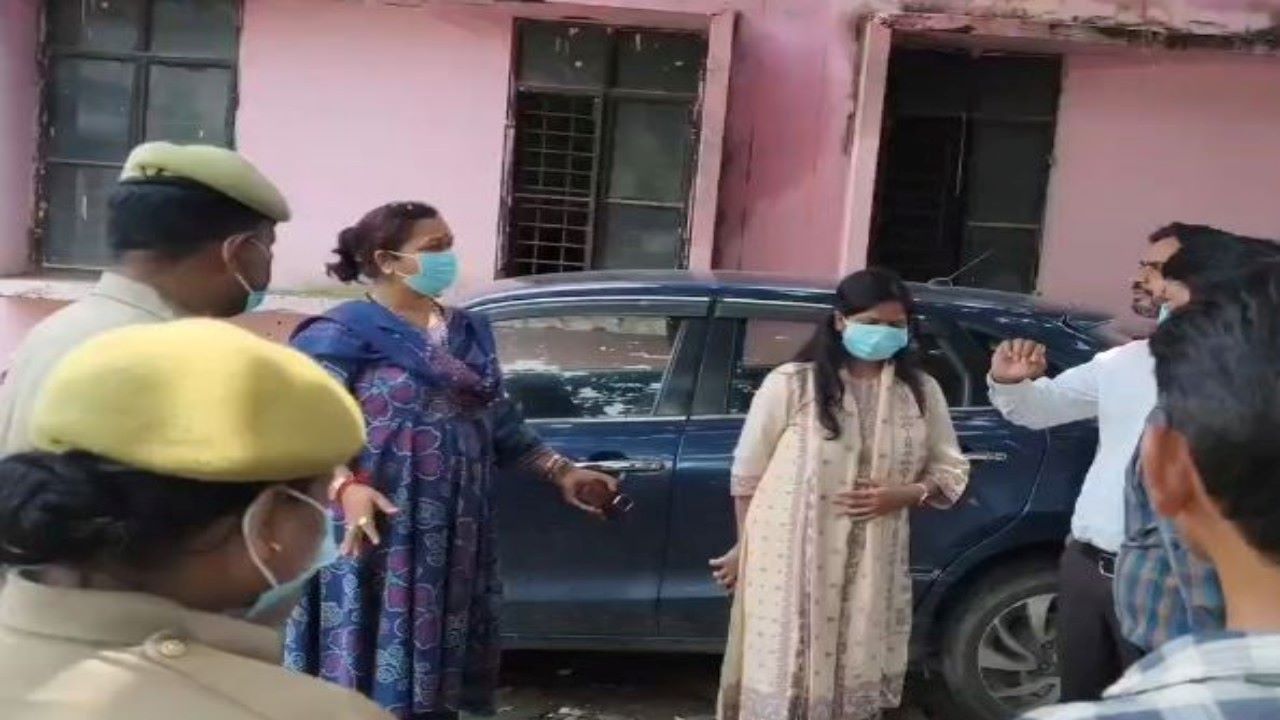​श्रावस्ती : सीएचसी में गंदगी देख नाराज हुईं महिला आयोग की सदस्य, डॉक्टर को लगाई फटकार