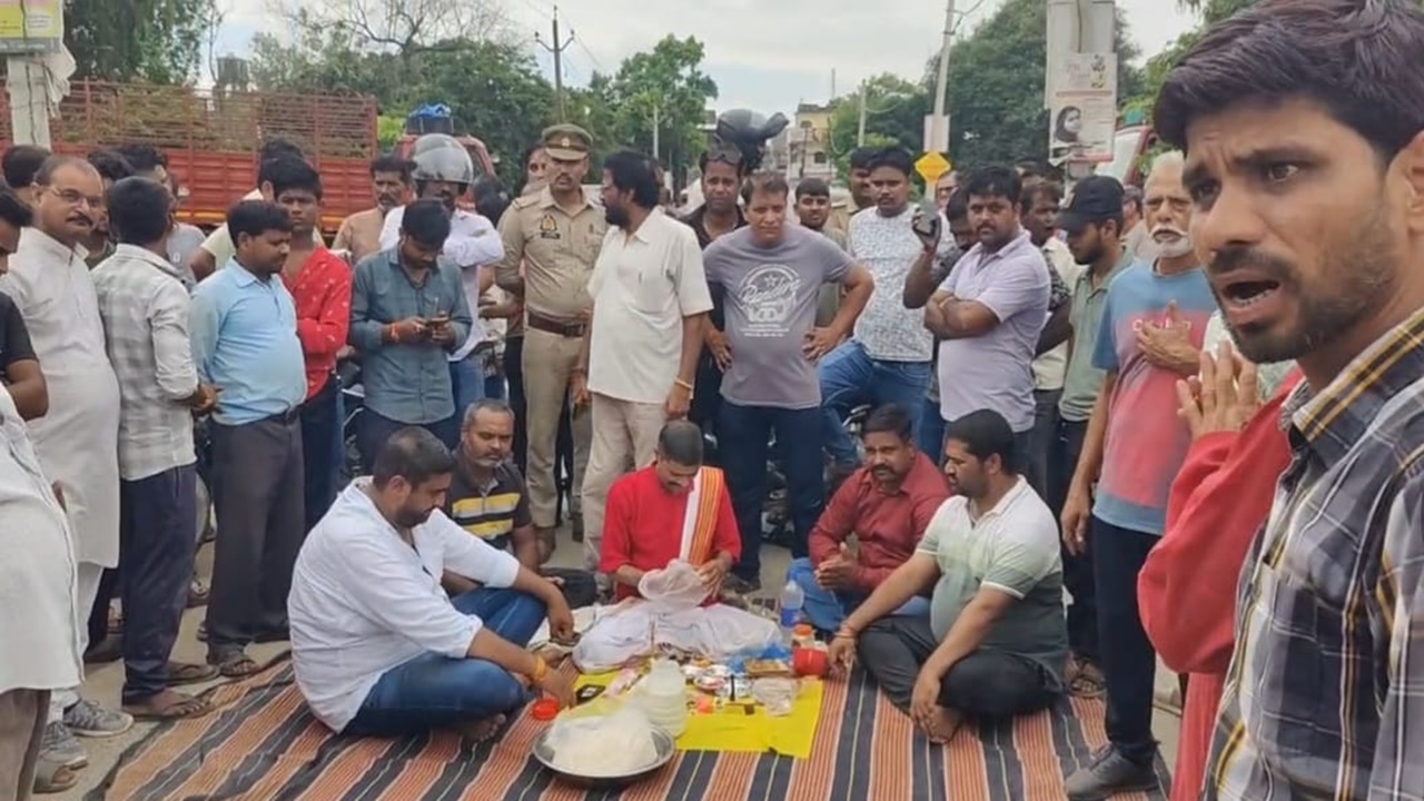 Raebareli News : सड़क की बदहाली पर फूटा लोगों का गुस्सा, सड़क पर बैठकर कराई सत्यनारायण कथा Raebareli News : सड़क की बदहाली पर फूटा लोगों का गुस्सा, सड़क पर बैठकर कराई सत्यनारायण कथा