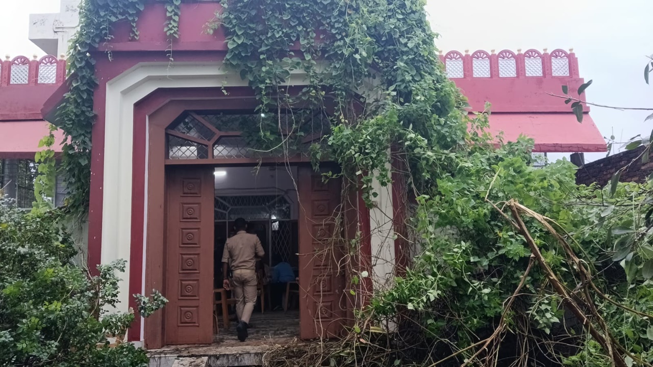 Lucknow News: सील कोठी में चोरी से हड़कंप! अफजाल अंसारी को कोर्ट से मिला कब्जा, अंदर पहुंचते ही गायब मिले जेवर और सामान Lucknow News: सील कोठी में चोरी से हड़कंप! अफजाल अंसारी को कोर्ट से मिला कब्जा, अंदर पहुंचते ही गायब मिले जेवर और सामान