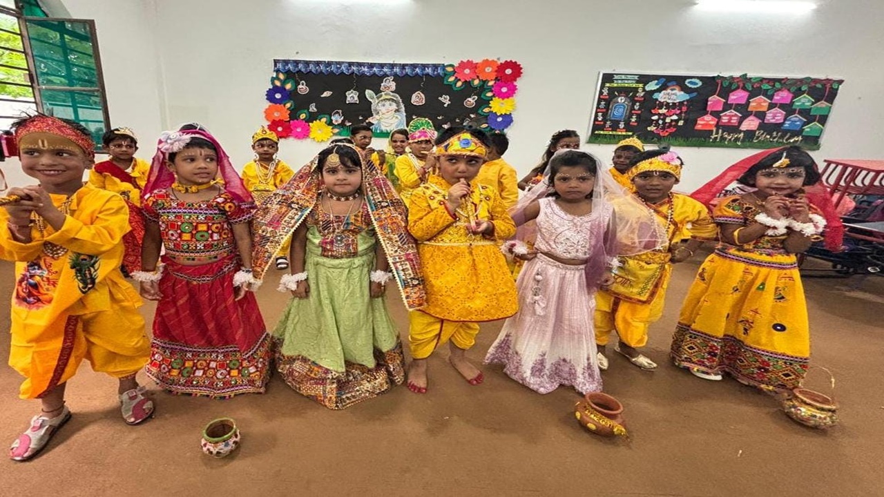 Barabanki News : हर्षोल्लास से मना श्रीकृष्ण जन्माष्टमी महोत्सव, मटकी फोड़ में टैगोर हाउस प्रथम, देखें तस्वीरें Barabanki News : हर्षोल्लास से मना श्रीकृष्ण जन्माष्टमी महोत्सव, मटकी फोड़ में टैगोर हाउस प्रथम, देखें तस्वीरें