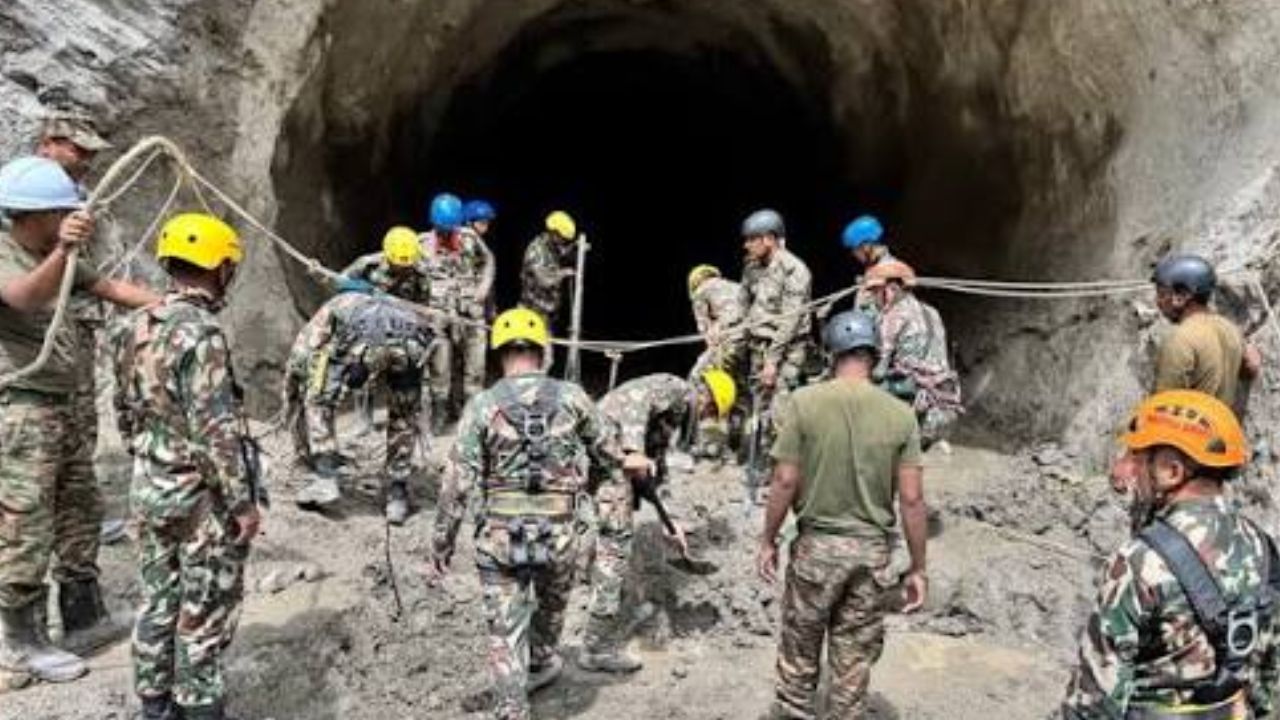 Nepal: चिलिमे टनल में फंसे लोगों के लिए जगी उम्मीद, नेपाल आर्मी और भारतीय रेसक्यू टीम ने बनाया रास्ता Nepal: चिलिमे टनल में फंसे लोगों के लिए जगी उम्मीद, नेपाल आर्मी और भारतीय रेसक्यू टीम ने बनाया रास्ता