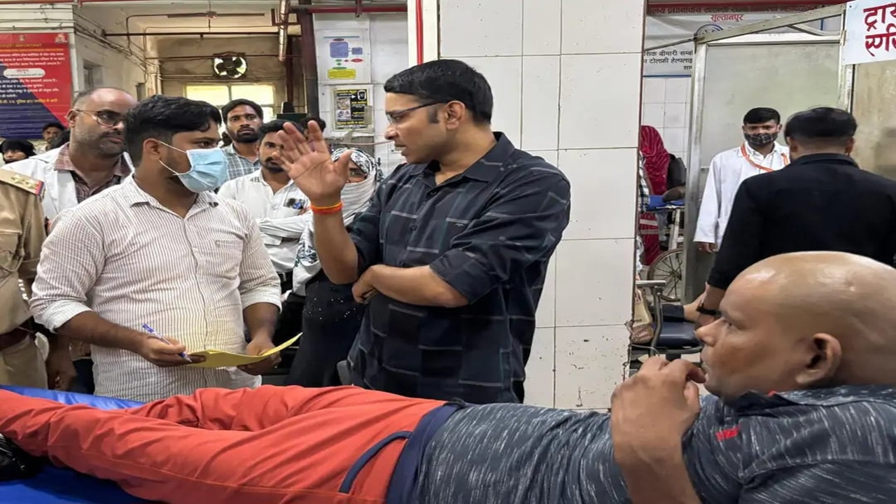 सुल्तानपुर में सड़क किनारे पन्नी के नीचे जी रहा था शख्स, एसपी ने दिखाई संवेदना; नहलाकर नए कपड़े पहनाए, मेडिकल कॉलेज में शुरू हुआ इलाज सुल्तानपुर में सड़क किनारे पन्नी के नीचे जी रहा था शख्स, एसपी ने दिखाई संवेदना; नहलाकर नए कपड़े पहनाए, मेडिकल कॉलेज में शुरू हुआ इलाज