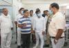 शाहजहांपुर: फर्श पर मरीजों को देख डीएम हुए खफा, 30 बेड बढ़ाने का दिया आदेश