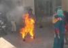 Shahjahanpur: पुलिस ने नहीं सुनी फरीयाद...पीड़ित ने SP ऑफिस में खुद को लगाई आग, मची अफरा-तफरी