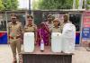 शाहजहांपुर: कच्ची शराब बना रही महिला को पुलिस ने पकड़ा, 40 लीटर शराब बरामद...100 लीटर लहन किया नष्ट
