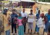 अयोध्या:समाजसेवी ने अग्निपीड़ितों में बांटी राहत सामग्री, कहा- परिवारों के पास मदद न पहुंचना बहुत दुखद