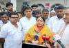 मुरादाबाद : डीएम से मीलीं सपा प्रत्याशी रुचि वीरा, कहा- चुनाव प्रभावित करने के लिए कार्यकर्ताओं पर लगाए जा रहे झूठे मुकदमे