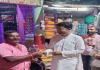 अमेठी: कांग्रेस पूर्व एमएलसी दीपक सिंह ने दुकानदारों को बांटे गुलाब के फूल