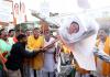 BJP कार्यकर्ताओं ने ममता बनर्जी का हजरतगंज चौराहे पर जलाया पुतला, नेता बोले-संविधान के खिलाफ काम करती हैं बंगाल की CM  