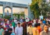 बाराबंकी: लोड गाड़ी की चपेट में आये मजदूर की मौत, पुलिस की मौजूदगी में हुआ शव का अंतिम संस्कार