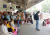 बदायूं: रेलवे स्टेशन पर पानी की किल्लत बरकरार, बोतलें खरीदकर गला तर कर रहे यात्री