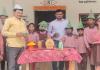 सुलतानपुर: परिषदीय विद्यालय के बच्चों को पिलाया गया ओआरएस घोल, किया जागरूक