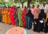 संतकबीरनगर: तेज धूप से बचने के लिए मतदान केंद्रों पर सुबह से ही लग गई लाइन