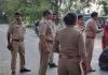 लखीमपुर खीरी: आरोपियों की गिरफ्तारी न होने पर भड़के परिजन, मैगलगंज मार्ग पर शव रखकर किया प्रदर्शन