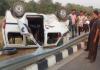 सुलतानपुर: डिवाइडर से टकरा पलटी कार, एक की मौत, पांच घायल