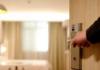 कासगंज: होटल में रंगरेलियां मना रही थी डॉक्टर पत्नी, पति ने रंगे हाथ पकड़ा
