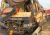 आगरा लखनऊ एक्सप्रेस वे पर Kannauj में ट्रक को बचाने में बस डिवाइडर से टकराकर पलटी...दो की मौत व तीन घायल