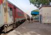 Auraiya News: ढाई घंटे देरी से कंचौसी रेलवे स्टेशन पहुंची फरक्का एक्सप्रेस...गर्मी में यात्री हो रहे परेशान